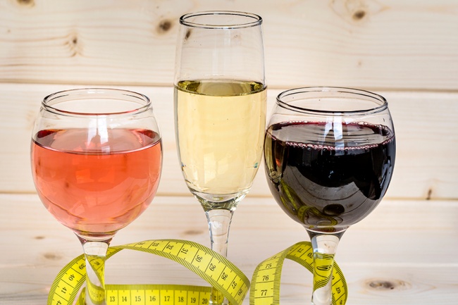 É possível associar bebida alcoólica com dieta?