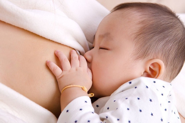 Como saber se o bebê está mamando o suficiente?