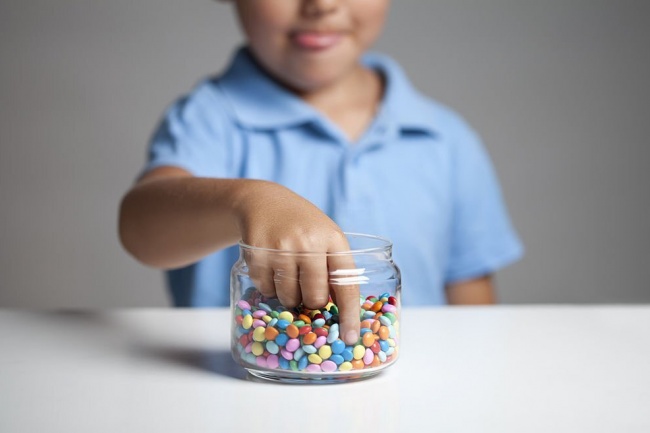 Sua criança sofre com compulsão por doces? Saiba como reduzir esse hábito!