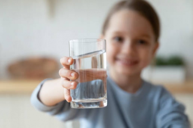 A importância da hidratação na infância para o desenvolvimento saudável.