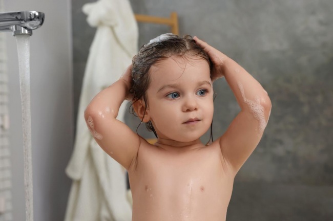 Banho de chuveiro no bebê: Cuidados e orientações para um momento seguro