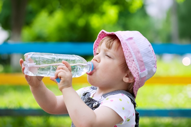 Hidratação infantil: 5 estratégias para estimular o consumo de água
