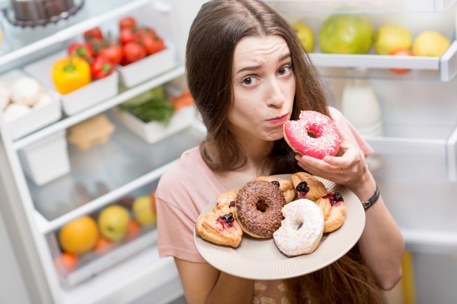 Conheça a relação entre a ansiedade e a compulsão alimentar