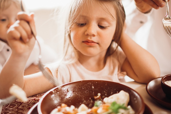Refeições: quantas vezes por dia uma criança deve se alimentar?